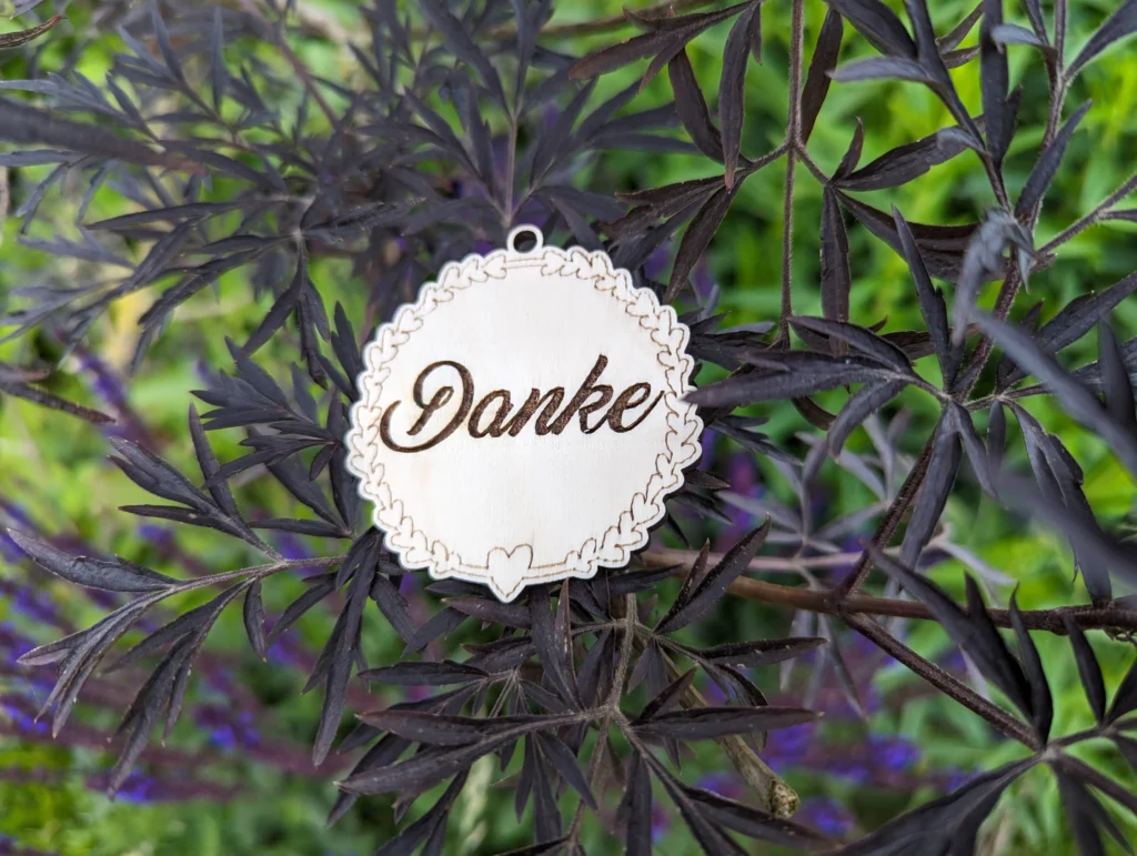 Anhänger aus Holz mit der Aufschrift Danke