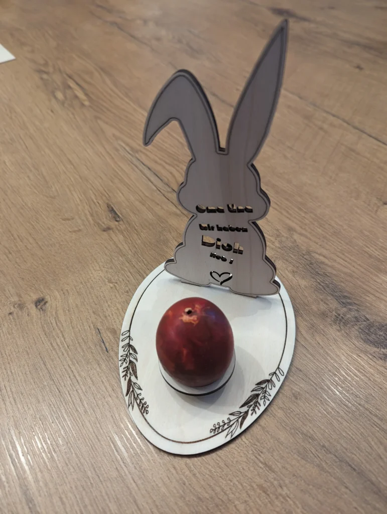 Osterhase mit Osterei