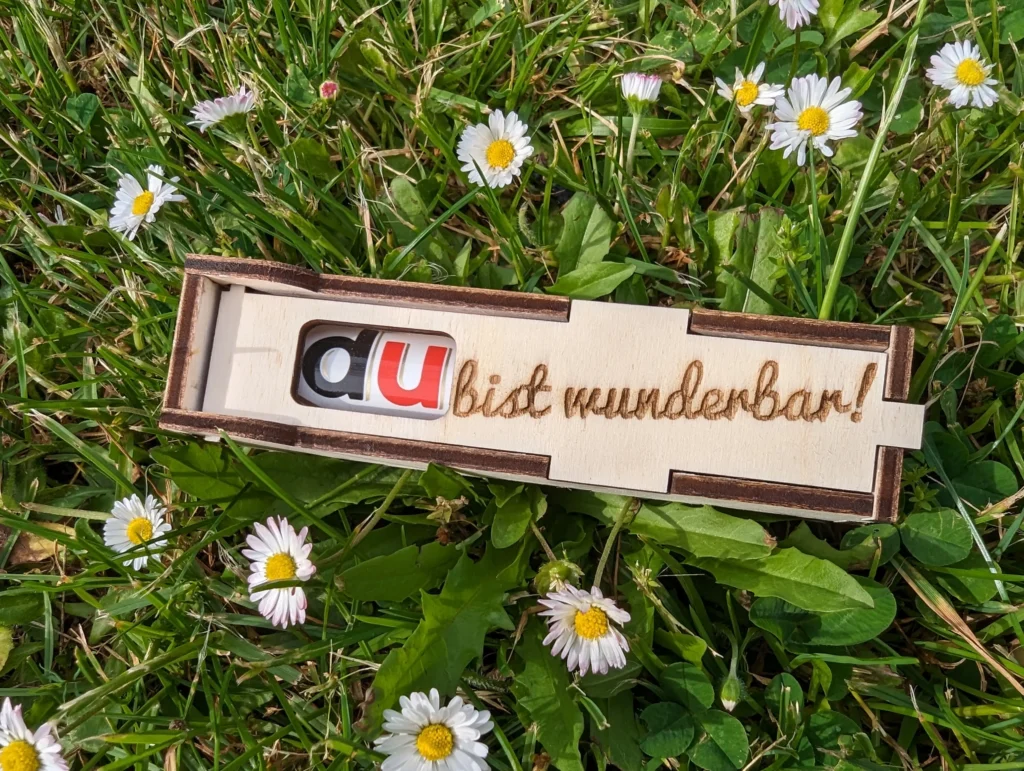 Spruchbox Duplo Du bist wunderbar! auf Wiese