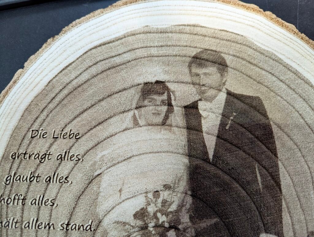 Baumscheibe mit Bild